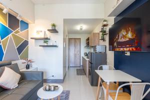 Comfy City Studio with Balcony and Sunsets