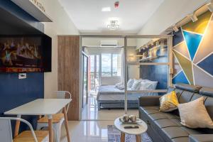 Comfy City Studio with Balcony and Sunsets