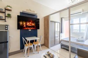 Comfy City Studio with Balcony and Sunsets