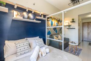 Comfy City Studio with Balcony and Sunsets