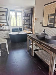 Oasis de Détente avec Piscine et Jacuzzi 300m2