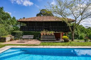 Figares, casa con piscina