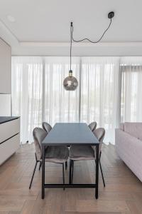 Comfortable 2 BD Apartment by Domvia