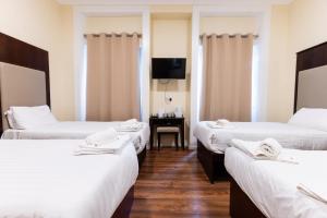 Quadruple Room room in Astoria Hotel