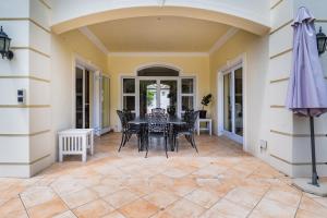 Luxury Family Villa Near Beach with Grill and Workspace