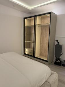 شقة بغرفة نوم وصالة ومطبخ بتصميم مميز وأنيق