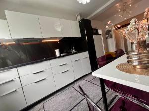 FLH - Liberty Home Balcony Free Parking 2 QueenSize Beds