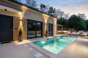 Charming Villa Harmonia with Heated pool and Indoor Jacuzzi surrounded by nature