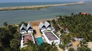 Downwinder Lagoon Lodge
