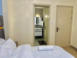 Elegant executive two bedroom apartment with heated swimming pool ,fully equipped gym ,ample parking space and designated child play area and relaxing roof top spot with breathtaking city views thus offering luxury and comfort