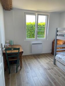 Logement : 2 chambres (5 couchages), salle de bain