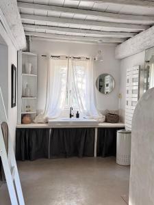 Villas Maison de Charme Uzes piscine 6 a 7 Personnes en pleine nature : photos des chambres