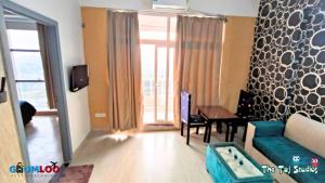 Luxuries Stay in Noida with Swimming Pool #Night Club #Party #Cafe at Mall - GHUMLOO