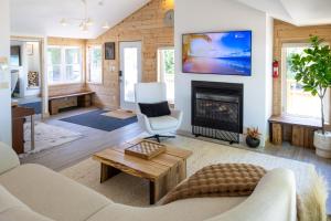 300ft Lake front -Season, Hot tub, Steam bath