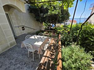 LEO ROOM 1 NV - Room for 2 persons with bathroom and balcony (no kitchen)