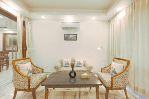 Spacious executive suite with bathtub & balcony