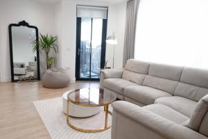 Luxury One Bedroom Apartment Near Canary Wharf with Gym