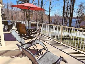 Cozy Stay with Balcony, BBQ & Trails, Near Lake Lyster