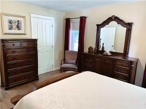 Cozy Stay with Balcony, BBQ & Trails, Near Lake Lyster