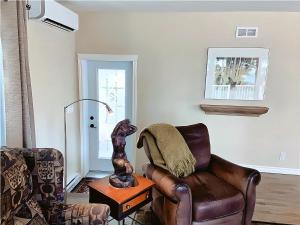 Cozy Stay with Balcony, BBQ & Trails, Near Lake Lyster