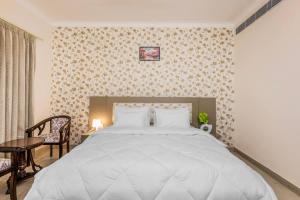 Eco-chic haven in Gurgaon with balcony