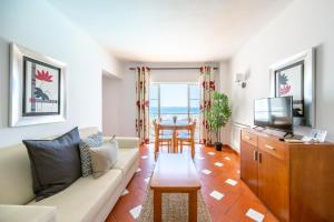 One-Bedroom Apartment with Sea View room in Baluarte da Vila Apartments