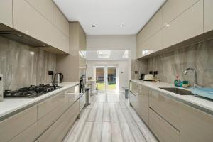Elegant 3Bed Family Home in Chadwell Heath Pass the Keys