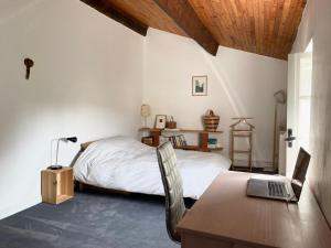 Maisons de vacances House with garden - city center : photos des chambres