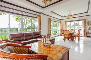 Luxury Iconic Royal Boat Pool Villa North Pattaya