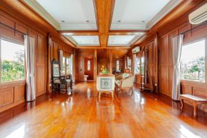 Luxury Iconic Royal Boat Pool Villa North Pattaya