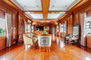 Luxury Iconic Royal Boat Pool Villa North Pattaya