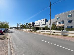 La croisette - à 50 mètres de la plage de Juno Beach avec Balcon et Stationnement gratuit
