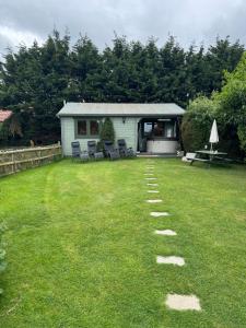 Cosy 2 BR cabin on coast private hot tub Driftwood