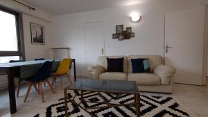 3 bedrooms and salon, La Défense, 5 min walk Metro