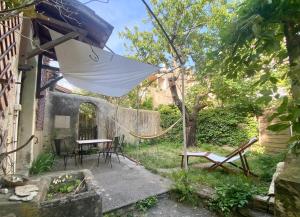 Maisons de vacances House with garden - city center : photos des chambres
