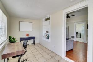 2 Mi to Old Town ABQ East Downtown Triplex Unit