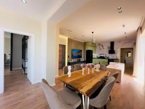 Seafront Penthouse with Sunset Views & Jacuzzi