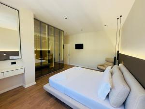 Seafront Penthouse with Sunset Views & Jacuzzi