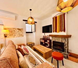 Casa rural en Montejaque con patio andaluz, chimenea y sala multiusos