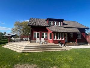 Havsnära villa med vedeldad bastu, perfekt för familjer och företag