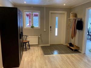 Havsnära villa med vedeldad bastu, perfekt för familjer och företag