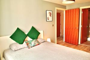 Central 2BR Birmingham Apt - Free Parking