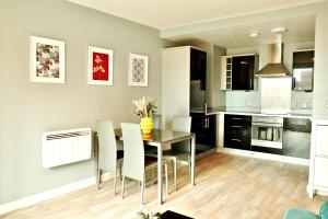 Central 2BR Birmingham Apt - Free Parking