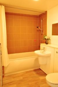 Central 2BR Birmingham Apt - Free Parking