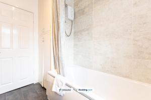 Modern 2-Bedroom House in Manchester with Free Parking