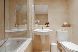 Central Town Retreat Modern 2BR2BA Apartment Sleeps 7