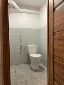 Kwatera przed remontem BEZ zlewu w części kuchennej łazienka PRZED REMONTEM