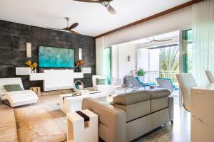Luxury Beachfront 2BR Apt -Prime Location in Playa Bonita