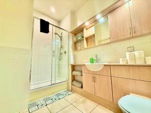 5 Bedroom House - DISC0UNTS - Pool Table, Parking, Contractors, Group, Family