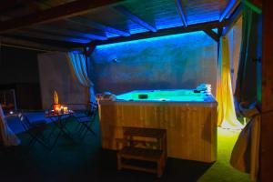 La casica de madera con Jacuzzi exterior y barbacoa